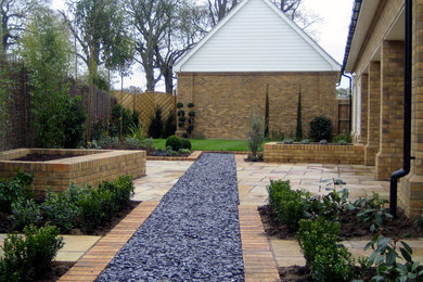 Idée de décoration pour un jardin design avec une exposition ensoleillée et des pavés en pierre naturelle.