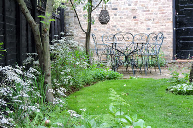 Rustikaler Garten mit Pflastersteinen in Cambridgeshire