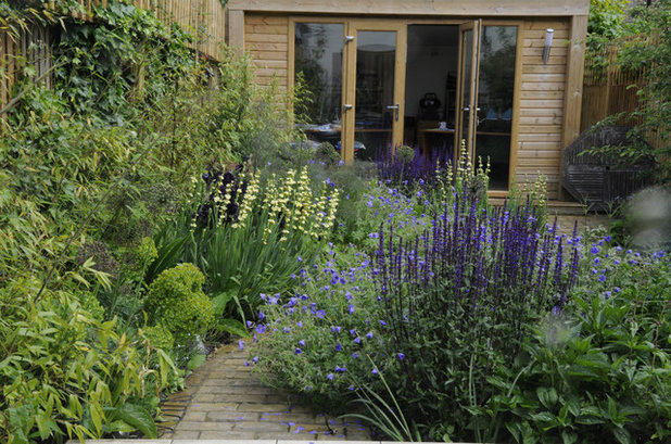 Contemporary Garden by Arthur Road Landscapes