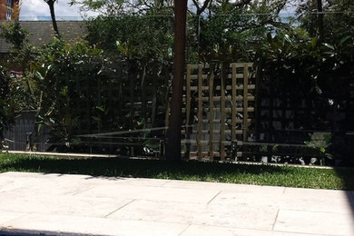 Ejemplo de acceso privado clásico grande en patio trasero con exposición total al sol y adoquines de piedra natural