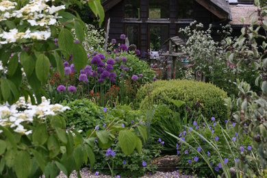 Design ideas for an eclectic landscaping in Sussex.