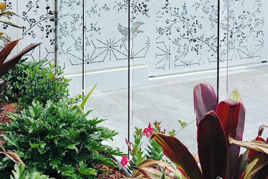 Свежая идея для дизайна: большой регулярный сад на заднем дворе в восточном стиле с покрытием из каменной брусчатки - отличное фото интерьера