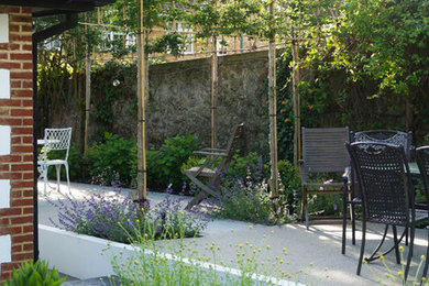 Geometrischer, Kleiner, Halbschattiger Moderner Garten im Innenhof im Sommer mit Feuerstelle und Natursteinplatten in London