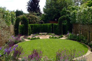 Moderner Garten in Surrey