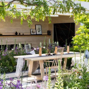 Foto di un giardino formale mediterraneo esposto a mezz'ombra di medie dimensioni e dietro casa in estate con pavimentazioni in cemento