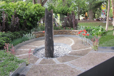 Cette image montre un petit jardin bohème avec une exposition partiellement ombragée et du gravier.