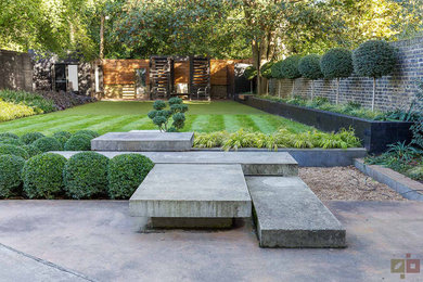 Свежая идея для дизайна: большой участок и сад в современном стиле - отличное фото интерьера