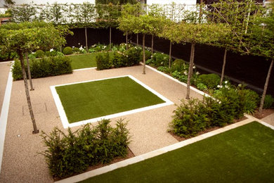 Modelo de acceso privado minimalista de tamaño medio en patio trasero con jardín de macetas, exposición parcial al sol y gravilla