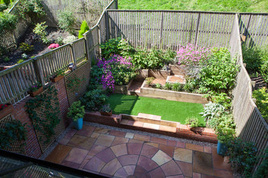 Пример оригинального дизайна: участок и сад на склоне в стиле модернизм с полуденной тенью и покрытием из каменной брусчатки