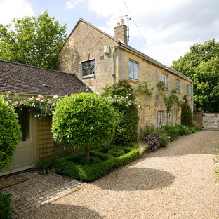 Design ideas for a farmhouse side driveway garden in Oxfordshire with gravel.