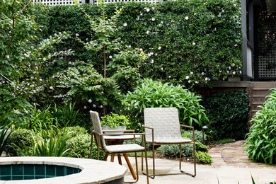 Свежая идея для дизайна: маленький солнечный, весенний регулярный сад на внутреннем дворе в классическом стиле с садовой дорожкой или калиткой, хорошей освещенностью и мощением клинкерной брусчаткой для на участке и в саду - отличное фото интерьера