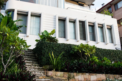 Mittelgroßer, Halbschattiger Gartenweg im Sommer, hinter dem Haus mit Natursteinplatten in Sydney