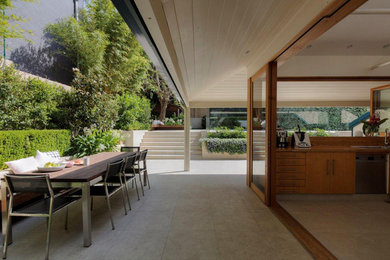 Photo of a contemporary back formal garden for summer in Sydney.