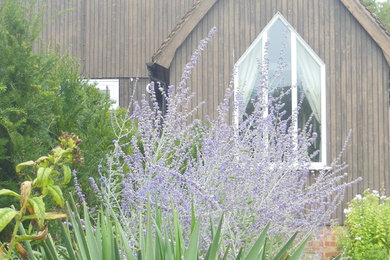 ハンプシャーにあるカントリー風のおしゃれな庭の写真