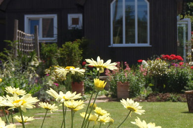 ハンプシャーにあるミッドセンチュリースタイルのおしゃれな庭の写真
