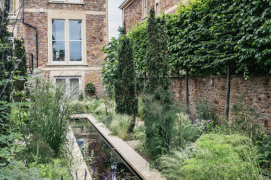 Ispirazione per un giardino formale classico esposto in pieno sole di medie dimensioni e dietro casa in estate con ghiaia