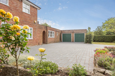 Photo of a front driveway garden in Oxfordshire.