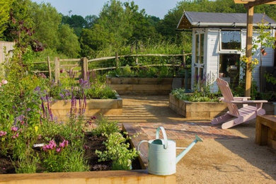 Diseño de jardín de estilo de casa de campo de tamaño medio en patio trasero con jardín francés, huerto y exposición total al sol