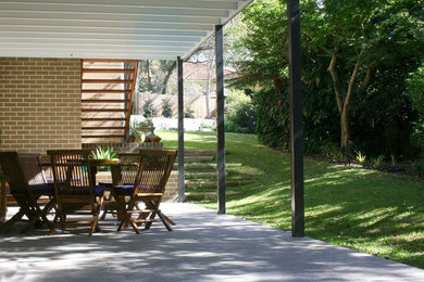 Foto de pista deportiva descubierta clásica en patio lateral con adoquines de piedra natural