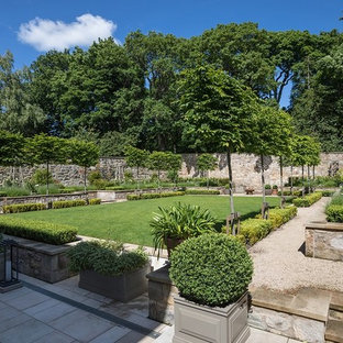 Inspiration for a traditional back formal garden in Other with gravel.