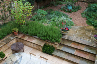他の地域にあるラグジュアリーなトラディショナルスタイルのおしゃれな裏庭 (天然石敷き) の写真