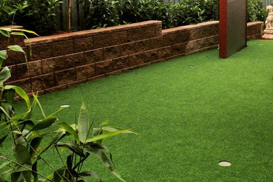 Mittelgroßer, Geometrischer, Halbschattiger Moderner Garten im Innenhof im Frühling mit Natursteinplatten in Wollongong