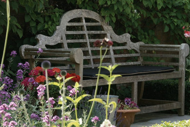 На фото: маленький регулярный сад на внутреннем дворе в классическом стиле с полуденной тенью и покрытием из каменной брусчатки для на участке и в саду с