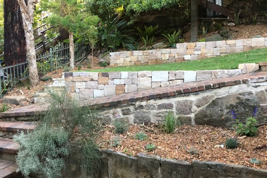 シドニーにある小さなトラディショナルスタイルのおしゃれな前庭 (ゼリスケープ、擁壁、半日向) の写真