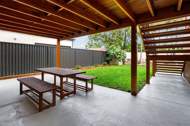 シドニーにあるラグジュアリーな巨大なコンテンポラリースタイルのおしゃれな裏庭のテラス (コンクリート敷き	) の写真