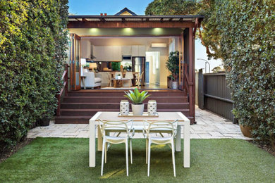 Свежая идея для дизайна: солнечный участок и сад среднего размера на заднем дворе в современном стиле с хорошей освещенностью и мощением тротуарной плиткой - отличное фото интерьера