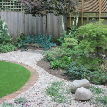 Pebbles, planting and circular lawn