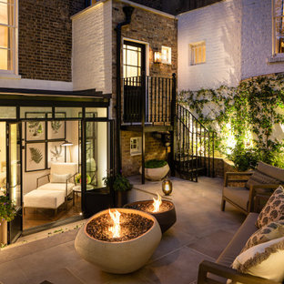 Geometrischer, Kleiner, Halbschattiger Klassischer Garten hinter dem Haus mit Kamin und Natursteinplatten in London