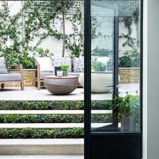 Kleiner, Halbschattiger Klassischer Garten hinter dem Haus mit Kamin und Natursteinplatten in London