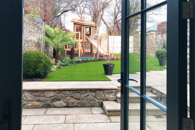 На фото: участок и сад среднего размера на заднем дворе в современном стиле с покрытием из каменной брусчатки