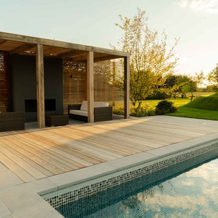 Großes Uriges Garten im Innenhof im Sommer mit Kamin, direkter Sonneneinstrahlung und Natursteinplatten in Kent