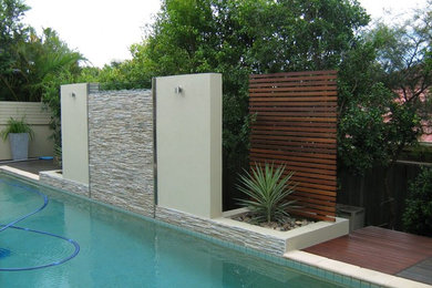 Modelo de jardín minimalista grande en verano en patio trasero con jardín francés y exposición total al sol