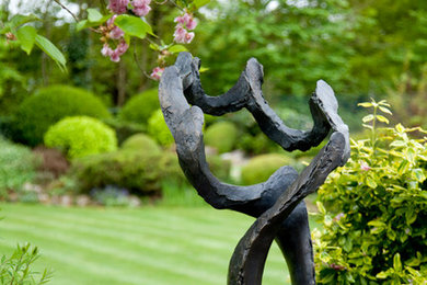 サリーにあるトラディショナルスタイルのおしゃれな庭の写真