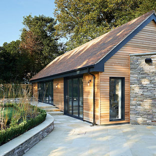 Inspiration for a contemporary back garden in London.