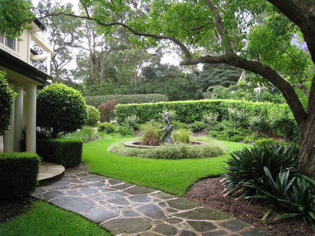 Traditional Garden by Living Colour Landscapes