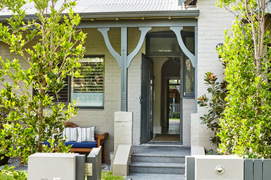 シドニーにある高級な中くらいなコンテンポラリースタイルのおしゃれな前庭 (日向) の写真