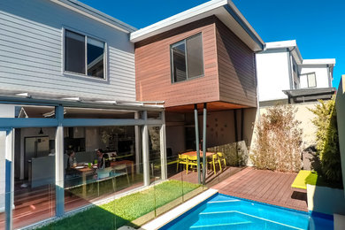 Geometrischer, Kleiner Garten hinter dem Haus mit direkter Sonneneinstrahlung und Dielen in Perth
