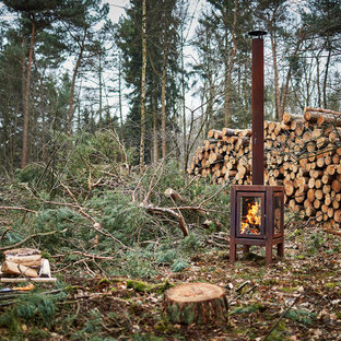 Geräumiger, Schattiger Country Garten im Sommer, hinter dem Haus mit Kamin und Mulch in London