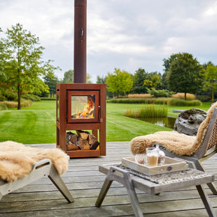 Geräumiger Moderner Gartenkamin im Sommer, hinter dem Haus mit direkter Sonneneinstrahlung und Dielen in London