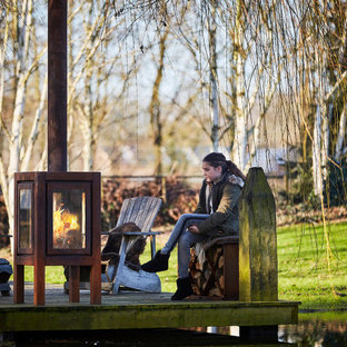 Geräumiger, Halbschattiger Country Garten im Herbst, hinter dem Haus mit Kamin und Dielen in London