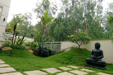 バンガロールにあるトロピカルスタイルのおしゃれな庭の写真