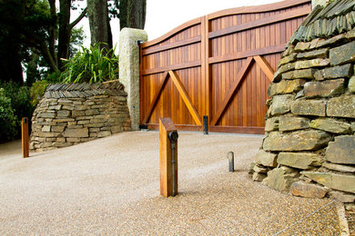 Diseño de acceso privado contemporáneo grande en patio delantero con gravilla