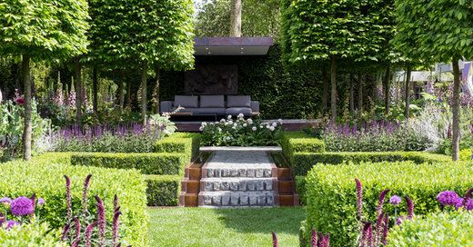 A Sunken Urban Garden With a Contemporary Seating Area