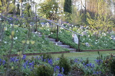 ウィルトシャーにある北欧スタイルのおしゃれな庭の写真
