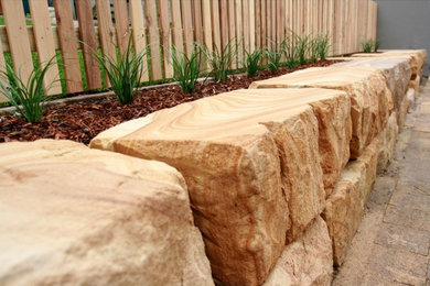 Design ideas for a classic back garden in Sydney with a retaining wall.