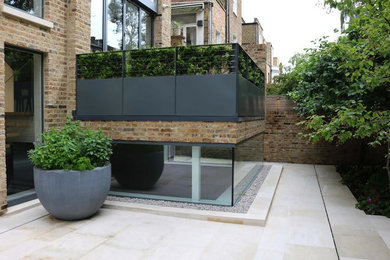 Inspiration for a contemporary garden in London.